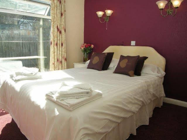The Chainbridge Hotel Llangollen Eksteriør billede